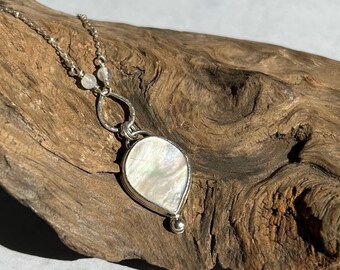 MoThEr Of PeArL PeTaL NeCkLaCe…boho MoTheR Of PeArL NeCkLaCe