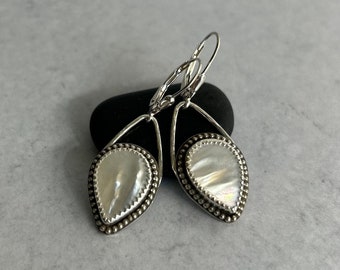 MoThEr Of PeArL ShOrT DaNgLe EaRRiNgS…MeRmAiD TeAr EaRRiNgS