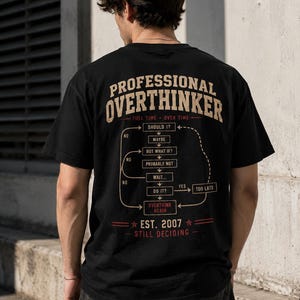 Overthinker-tröja, rolig overthinking-t-shirt, professionell overthinker-grafik, sarkastisk humor-tröja, relaterbar gåva för overthinkers