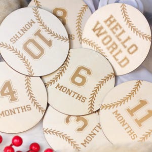Disques en bois pour les jalons mensuels pour bébé – Cartes rondes de 6,2 po. pour les jalons – Accessoires photo de nouveau-né – Cadeau de baby shower – Panneau de faire-part de naissance