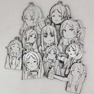 Puede incluir: Una colección de once colgantes de personajes de estilo anime con orejas de elfo. Cada colgante es un personaje diferente, con contornos negros y un acabado plateado. Los colgantes tienen un pequeño agujero en la parte superior para sujetarlos.