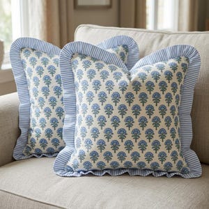 Kissenbezug mit blauem Blockdruck, Kissenbezug mit floralen Rüschen, Dekokissen im Landhausstil, Kissen im Küsten-Landhausstil, Grandmillennial-Kissen, Geschenkkissenbezug