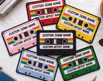 Écusson brodé personnalisé avec une cassette audio, écusson avec le nom d'une chanson, écusson thermocollant personnalisé d'un artiste, cadeau pour les mélomanes, écusson à coudre