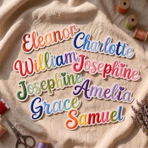 Peut inclure: Une collection d'&eacute;cussons brod&eacute;s avec les pr&eacute;noms Eleanor, Charlotte, William, Josephine, Amelia, Grace et Samuel dans diverses couleurs et polices cursives, certains pr&eacute;noms &eacute;tant agr&eacute;ment&eacute;s de petits c&oelig;urs brod&eacute;s.