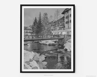 Puente de Vail Village con Gore Creek en invierno. Impresión fotográfica en blanco y negro de Vail, Colorado. Arte para la gratitud.
