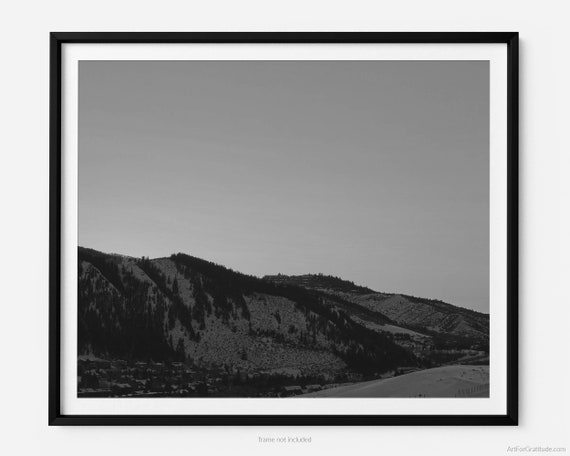 バチェラー・ガルチの冬の夕日、コロラド州エイボンの白黒写真プリント