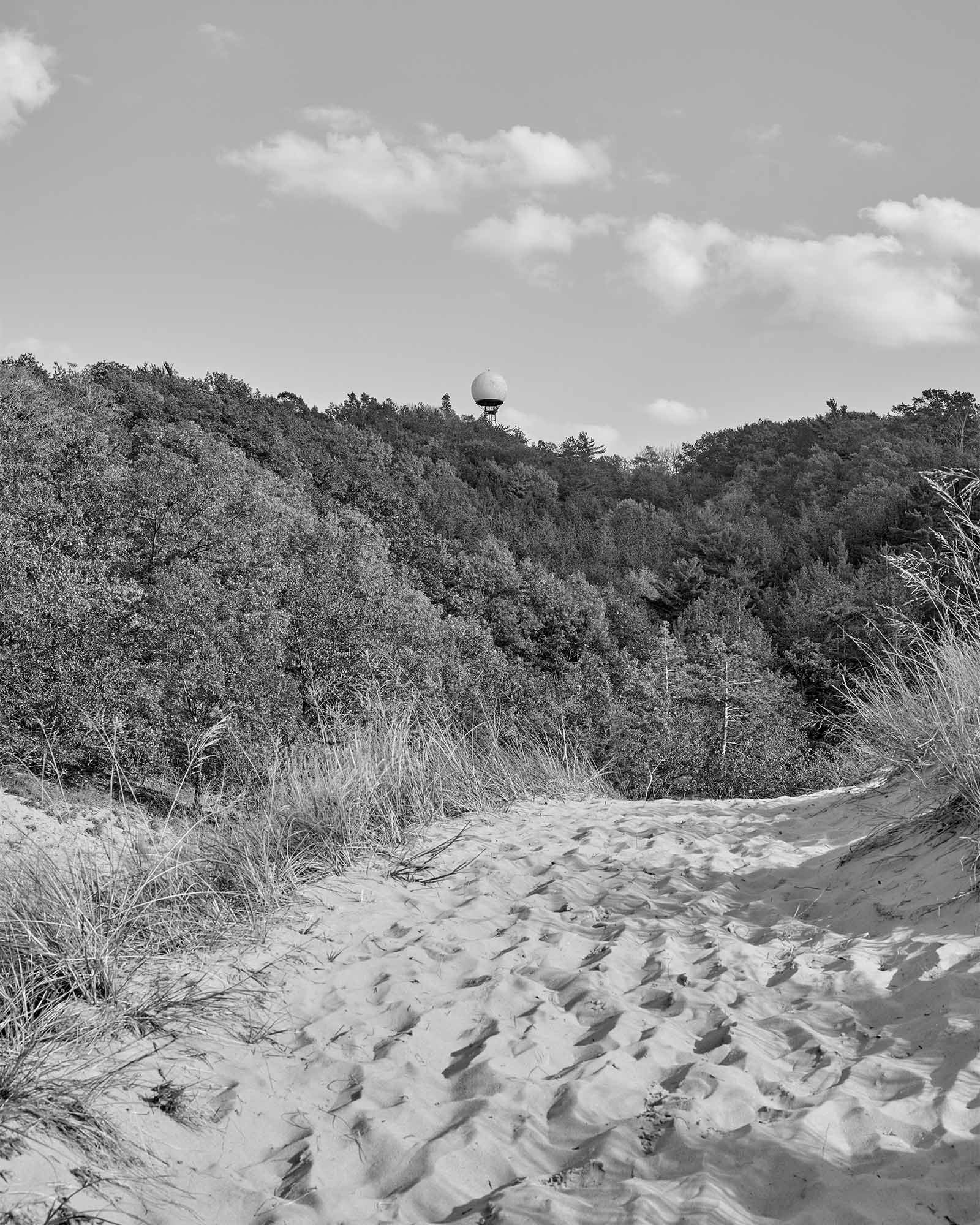 Sendero del monte Baldhead en otoño, Saugatuck, Michigan, impresión de  fotografía de bellas artes en blanco y negro, dunas de arena y torre, arte  para la gratitud. - Etsy México, image size:1600x2000