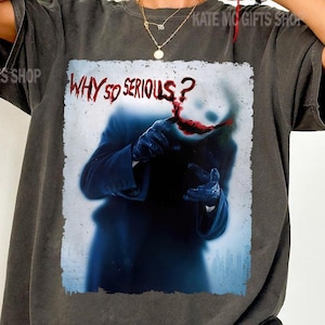 Why So Serious ジョーカー風コンフォートカラーシャツ、ヴィンテージジョーカー映画Tシャツ、クールなハロウィンパーティーTシャツ、ジョーカーフェイススウェットシャツ、映画ファンTシャツ