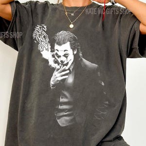 コンフォートカラーのジョーカー映画シャツ、ホアキン・フェニックスシャツ、ヴィンテージのクールなハロウィンパーティーTシャツ、ジョーカーフェイススウェットシャツ、ジョーカーシャツ、映画ファンTシャツ
