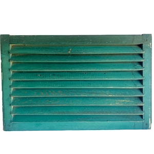 Puede incluir: Una rejilla de ventilación de madera verde desgastada con forma rectangular.