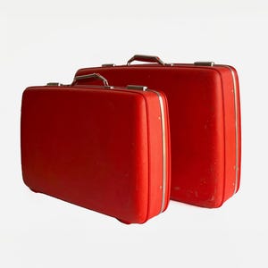 Zestaw 2 zabytkowych czerwonych walizek American Tourister... Twarde walizki z lat 60., para dużych, wiśniowo-czerwonych, retro gadżetów podróżnych