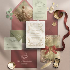 Könnte beinhalten: Eine elegante Hochzeitseinladungssuite mit verschiedenen Papeterieartikeln. Enthält eine Hauptkarte, eine Antwortkarte, eine Detailkarte und Umschläge in Staubrosa und Salbeigrün. Goldfolienakzente und ein Band sorgen für einen Hauch von Luxus. Maße in cm.