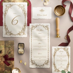 Peut inclure: Un ensemble de papeterie de mariage élégant, comprenant un numéro de table, un menu, une carte de place et un menu des boissons. Le papier crème est orné de dorures florales. Une boîte à bagues et un sceau de cire sont également présents.
