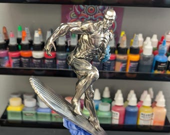 Figura de Silver Surfer - Estatua de fan art de héroe cósmico / Coleccionable impresa en 3D hecha a mano