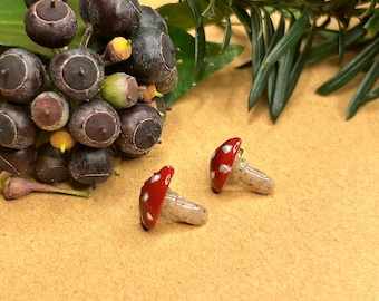 Mini orecchini a bottone in argilla a forma di fungo - Delicati gioielli in stile Fairycore Cottagecore Woodland Nature Gift
