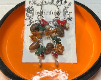 Orecchini con ciondolo a tema bosco autunnale: gioielli fatti a mano in argilla polimerica con funghi, ghiande, pigne, foreste e natura
