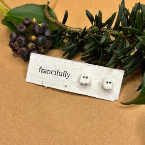 Pendientes fantasma que brillan en la oscuridad: joyería ligera de arcilla polimérica para Halloween, ideal para una temporada espeluznante.