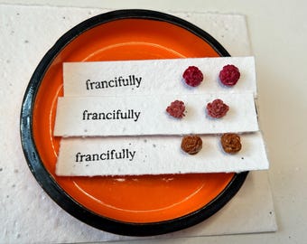 Orecchini a bottone in pasta polimerica fatti a mano a forma di rosa - Piccolo regalo di gioielli floreali del bosco per lei