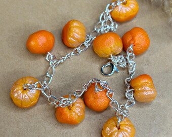 Mini braccialetto con ciondolo arancione, gioiello fatto a mano in argilla polimerica con agrumi, regalo culinario stravagante