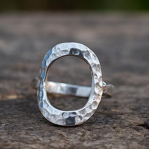 Hammered silver minimalist thumb ring, 925 sterling silver ring, Beautiful Silver Ring, Open circle, Feature statement ring, Handmade ring