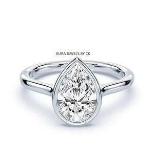 Anillo de compromiso solitario de oro de 14 quilates con bisel de diamantes de laboratorio en forma de pera de 2,00 ct