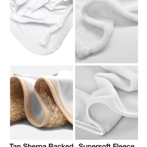 Może przedstawiać: Zbliżenie na cztery r&oacute;żne pr&oacute;bki tkaniny. G&oacute;rna lewa pr&oacute;bka to cienka dzianina jerseyowa. G&oacute;rna prawa pr&oacute;bka to pluszowa tkanina minky. Dolna lewa pr&oacute;bka to tkanina z podszewką z brązowego szerszepu. Dolna prawa pr&oacute;bka to supermiękka tkanina polarowa. Tekst "(AKA Thin Blanket or Thicker Swaddle)" znajduje się pod dolną prawą pr&oacute;bką.