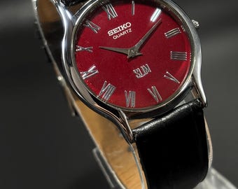 Vintage Seiko Panzeruhr: Rotes Zifferblatt, schwarzes Lederband, römische Ziffern