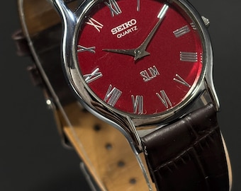 Vintage Seiko Slim Herren Panzeruhr: Rotes Ziffernblatt, Lederarmband, römische Ziffern