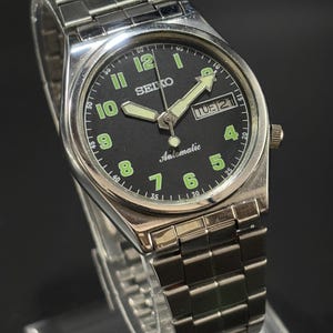 Vintage Seiko 5 Automatic Watch: Japan Made Day-Date Stainless Steel