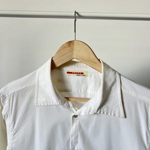 chemise Prada vintage | Design minimaliste boutonné | Taille M pour hommes | Mode italienne de luxe haut de gamme | Style classique Années 90 2000