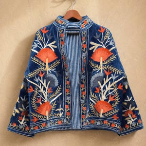 Suzani geborduurd jasje met bloemenprint fluweel: handgemaakte festivaljas | Boho-bovenkleding voor dames | Cadeau voor haar | Ambachtelijke geborduurde jas