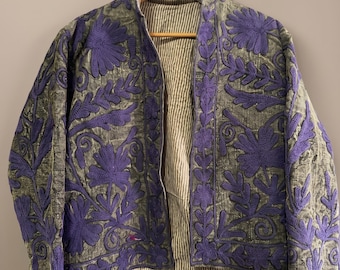 Samtjacke von Suzani mit Stickerei, handgefertigter Festivalmantel mit lila Blumenmuster, Boho-Oberbekleidung für Damen