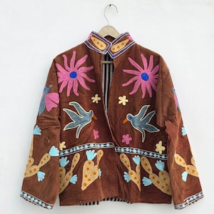 Fluwelen Suzani-jas | Roestbruine gewatteerde jas | Jurk met geborduurde vogels en bloemen | Cadeau voor haar