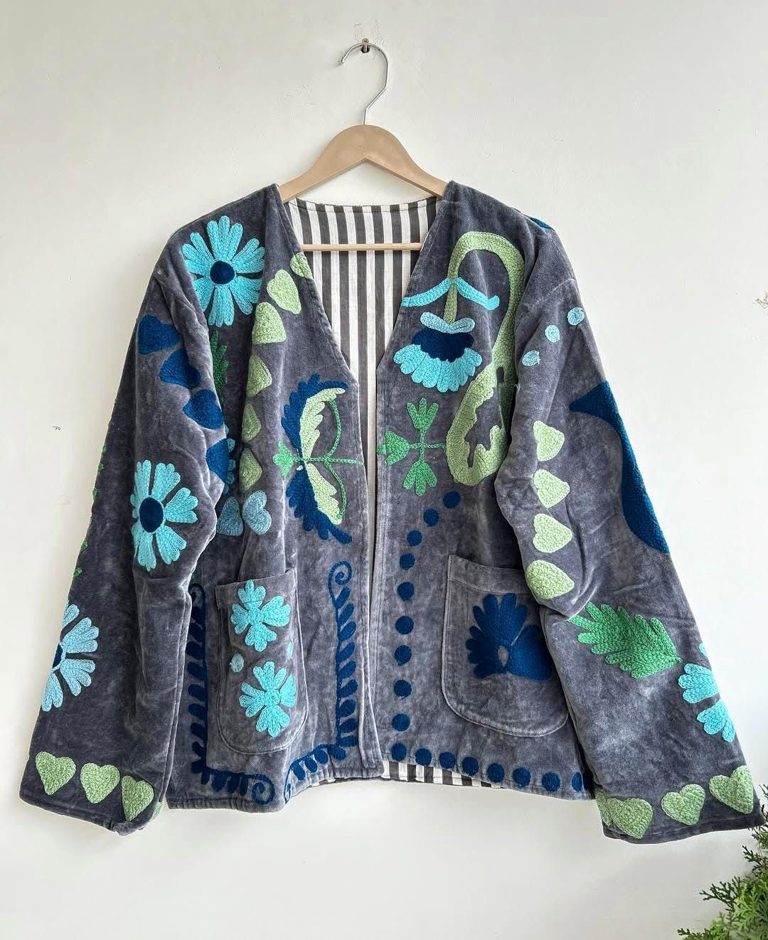 ハンドメイドのスザニ刺繍ベルベットジャケット：ボヘミアンフローラル