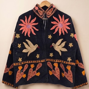 Schwarze Kantha-Jacke | Mantel mit Vogel- und Blumenstickerei | Gesteppter Boho-Blazer | Wintergeschenk für Sie