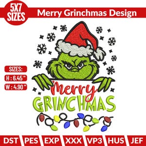 Könnte beinhalten: Ein weihnachtliches Design mit dem Grinch mit Weihnachtsmütze und dem Text "Merry Grinchmas". Das Design enthält Schneeflocken und eine Lichterkette. Das Design ist 16,38 cm hoch und 12,45 cm breit.