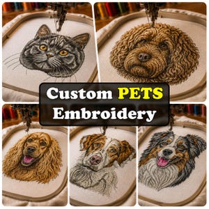 Op de afbeelding: Een collage van vijf borduurringen met gedetailleerde geborduurde portretten van verschillende honden- en kattenrassen op lichte stof. De centrale tekst luidt Custom PETS Embroidery. Elke ring toont een ander dierengezicht met realistisch borduurwerk.
