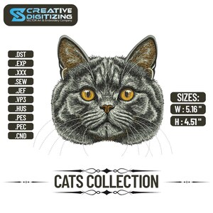 Könnte beinhalten: Detailliertes Stickdesign eines grauen Katzenkopfes mit gelben Augen. Das Design ist Teil der "Cats Collection" und misst 13,1 cm breit und 11,4 cm hoch. Enthält das Logo "Creative Digitizing" und verschiedene Dateiformatoptionen.
