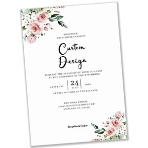 Puede incluir: Invitaci&oacute;n de boda blanca con detalles florales en rosa y verde. La invitaci&oacute;n incluye el texto "Custom Design" y detalles del evento. La invitaci&oacute;n es para una ceremonia de boda.