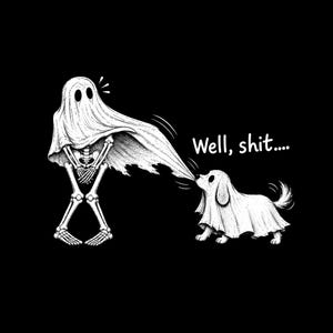 Pode incluir: Uma ilustração gráfica a preto e branco sobre um fundo preto com um esqueleto a usar um lençol de fantasma e um cão pequeno a usar um lençol de fantasma. O cão puxa o lençol do esqueleto, com o texto Well, shit.... impresso ao lado.