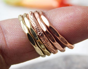 Elegant set med stapelbara ringar i koppar och mässing: Hamrade Boho Midi-ringar