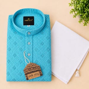 K&ouml;nnte beinhalten: Ein hellt&uuml;rkisfarbener Langarm-Kurta mit einem komplizierten, durchgehenden geometrischen Stickmuster, einem Stehkragen und einer Knopfleiste. Ein schwarzes Etikett tr&auml;gt die Aufschrift PINK CITY mit Gr&ouml;&szlig;e S. Ein wei&szlig;es Stoffst&uuml;ck liegt bei.