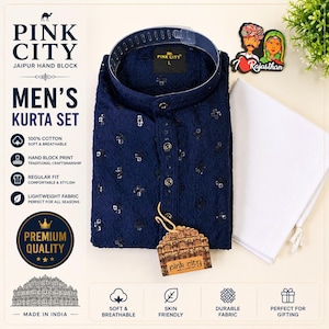 K&ouml;nnte beinhalten: Ein marineblaues Kurta-Set mit Stehkragen, durchgehender Knopfleiste und aufwendiger Ton-in-Ton-Stickerei mit kleinen reflektierenden Akzenten. Das Set enth&auml;lt eine passende schlichte wei&szlig;e Hose, ein Markenetikett und einen transparenten Krageneinsatz.