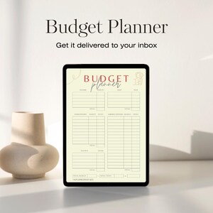 Op de afbeelding: Een digitale budgetplanner weergegeven op een tablet. De planner heeft secties voor inkomsten, uitgaven en besparingen. De tekst "Budget Planner" staat bovenaan, met de slogan "Get it delivered to your inbox". Links staat een beige vaas.