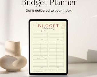 Puede incluir: Un planificador de presupuesto digital que se muestra en una tableta. El planificador presenta secciones para ingresos, gastos y ahorros. El texto "Budget Planner" está en la parte superior, con el lema "Get it delivered to your inbox". Un jarrón beige está a la izquierda.