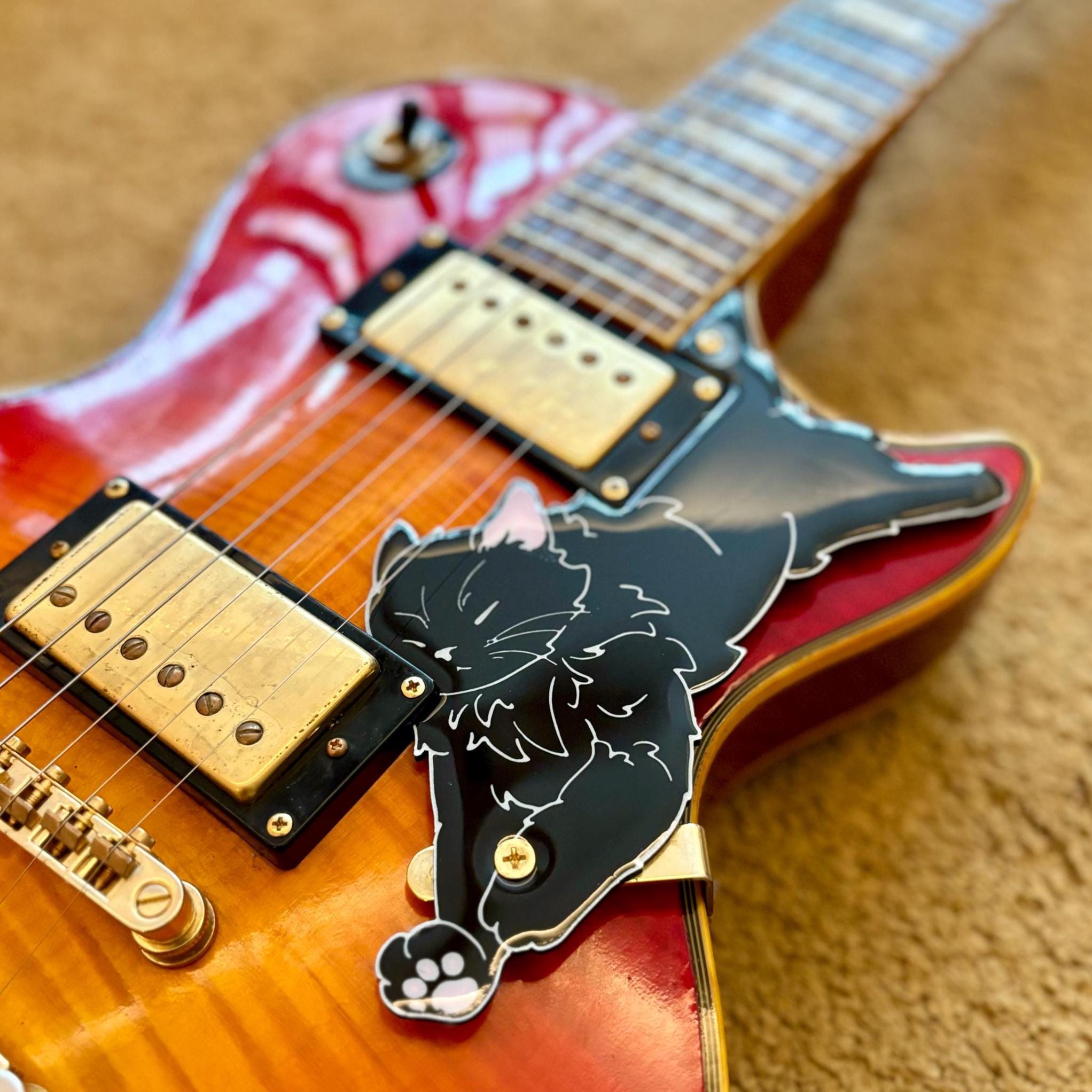 レスポール キャット ピックガード、「レス ポー」 | エピフォンの