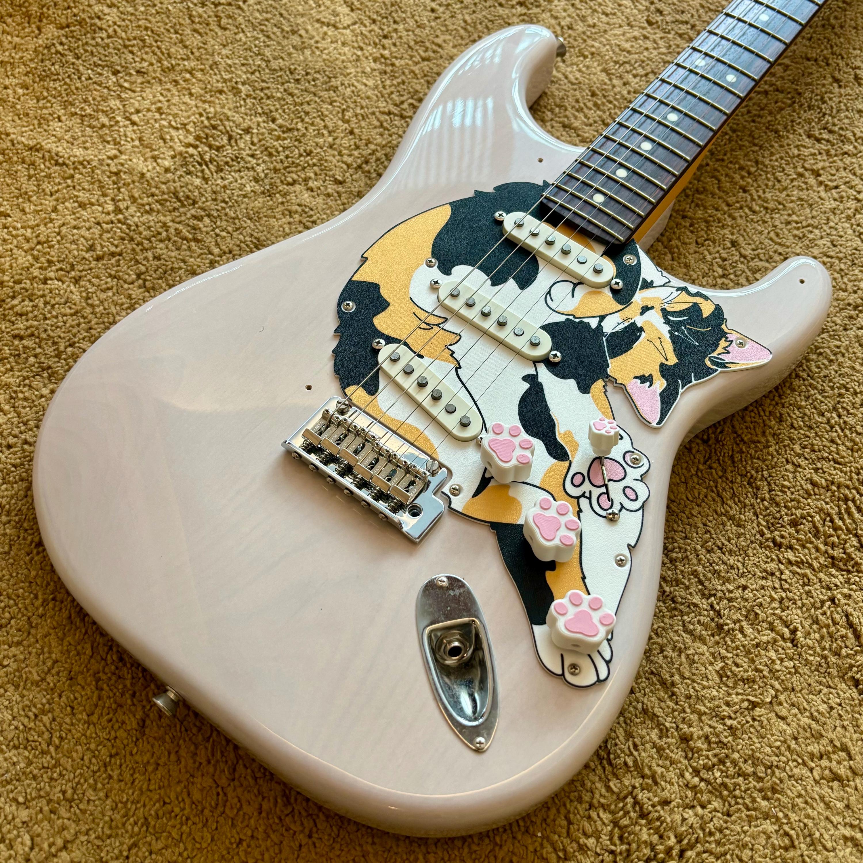 ジャガード、ストラトキャスター、エレキギター　美品 Amazon.co.jp: Musiclily Pro 62年式11穴 ストラトキャスター用