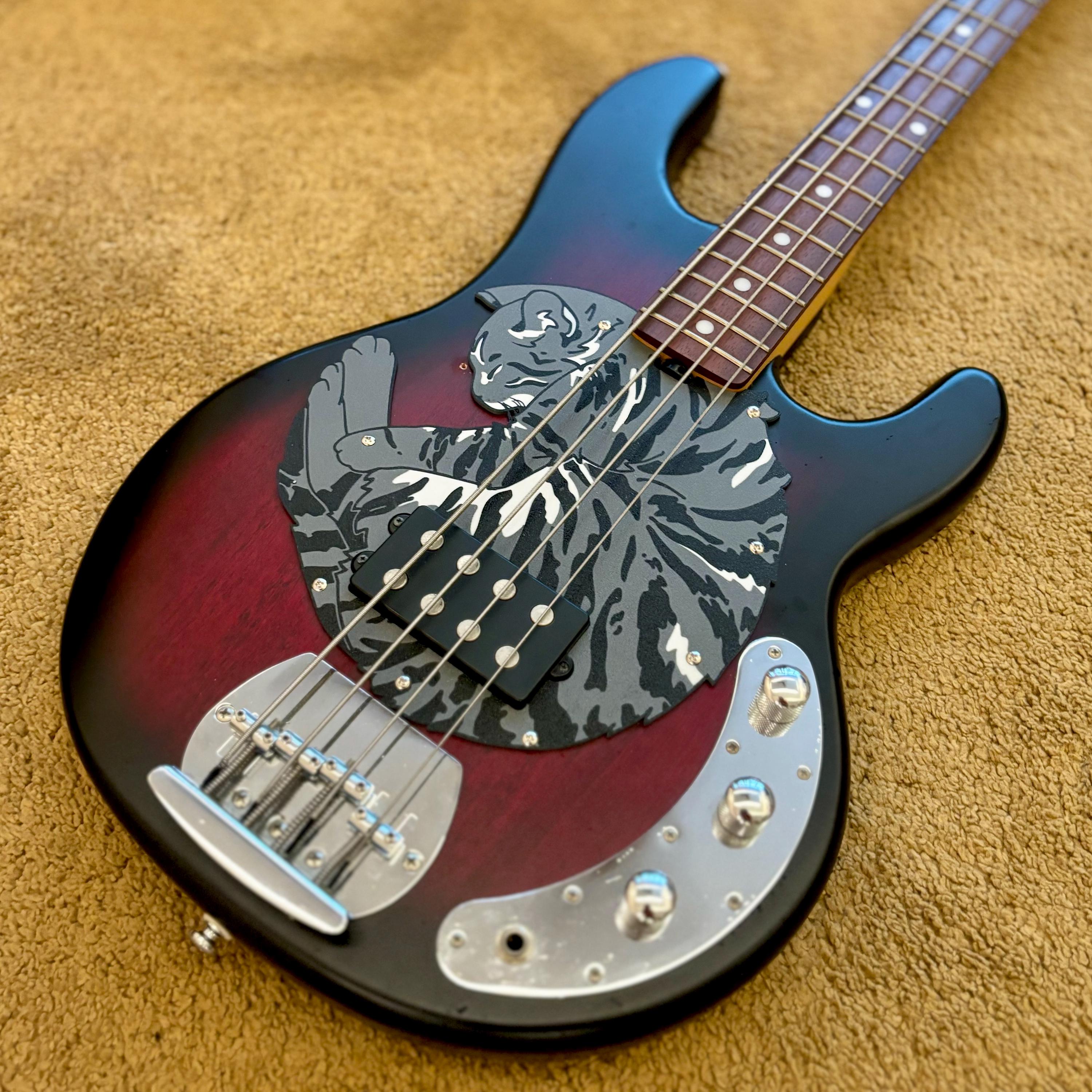 Sting MUSICMAN ピックガード改造したLaidBackのスティングレイ風アクティブベース Ray PAPER CHILI SIDE BED | ピックガード製作 ベース