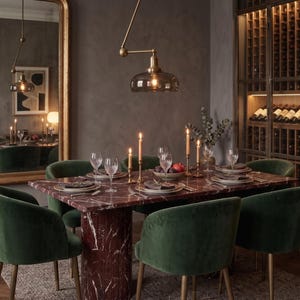 Può includere: Una sala da pranzo con un tavolo rettangolare in marmo apparecchiato per un pasto. È circondato da sedie in velluto verde. Candele accese e bicchieri sono disposti sul tavolo. Un grande specchio e una cantina sono sullo sfondo. Il tavolo misura circa 150 cm di lunghezza.
