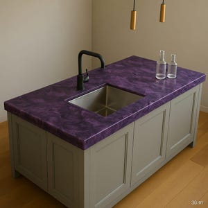 Può includere: Isola cucina con lavello in acciaio inox e rubinetto nero. Il piano di lavoro è viola con effetto marmorizzato. Due bottiglie di vetro trasparente. Gli armadi sono grigi.